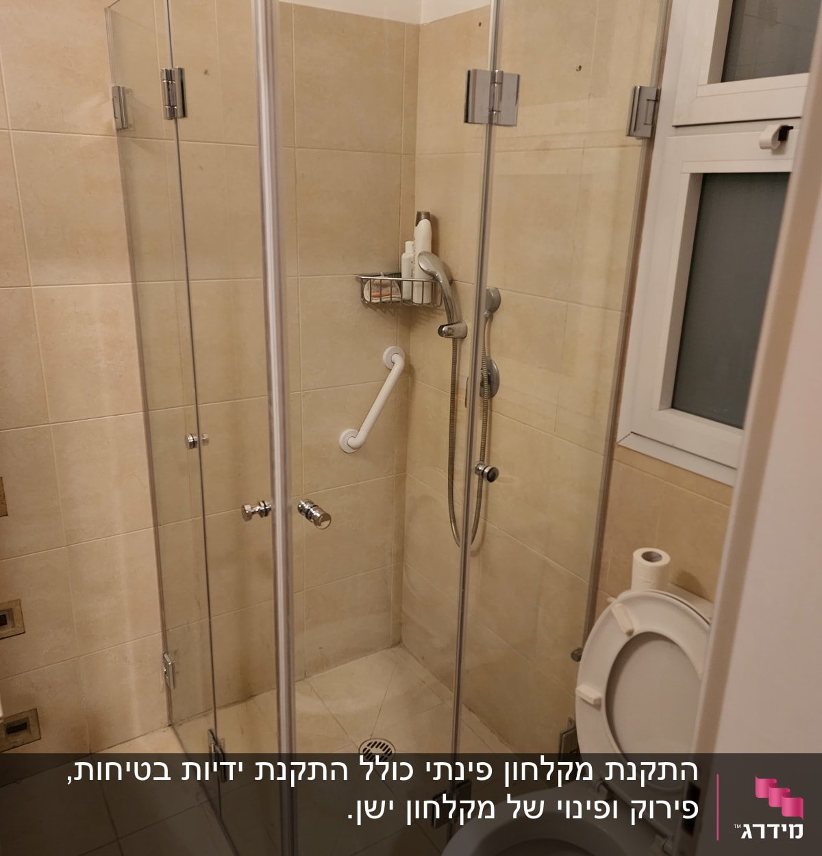 מקלחון זכוכית עם ראש מקלחת ומדף מוצרים